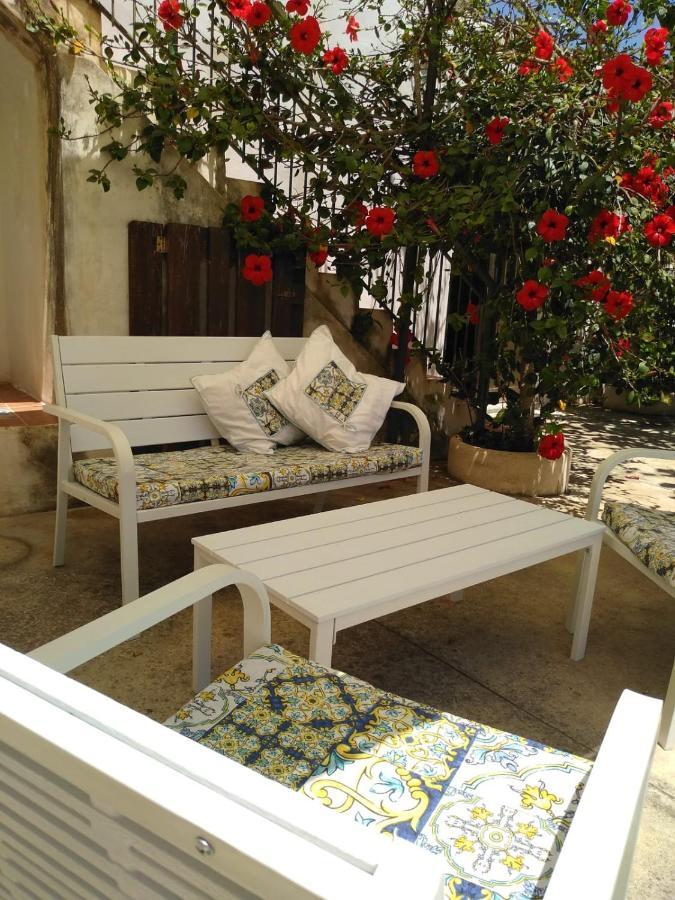 Villa Casale Hibiscus Santa Maria del Focallo Esterno foto